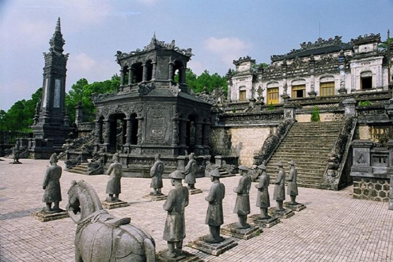 Excursion en bateau-dragon à Hue pour visiter les pagodes et les tombes royales