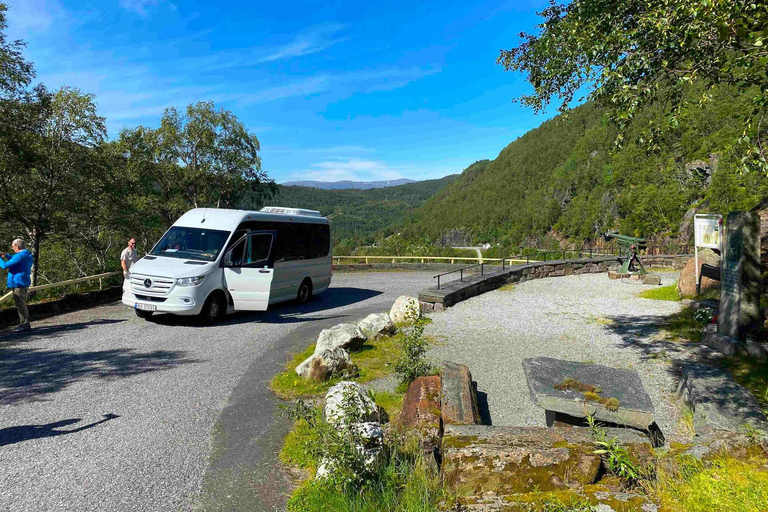 Wycieczka z przewodnikiem: Hardangerfjord, wodospady i przeprawa promem