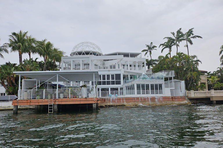 Miami: Private Tailored Sightseeing Boat Tour 1 hour Package w/o Gas & Marina Fees $70 due at Check-in