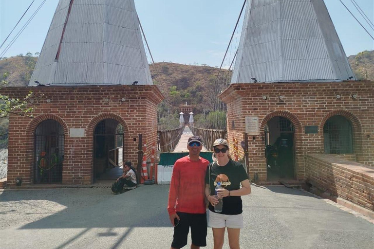 Medellín: tour coloniale di un'intera giornata con guidaMedellin: tour coloniale di un'intera giornata con guida