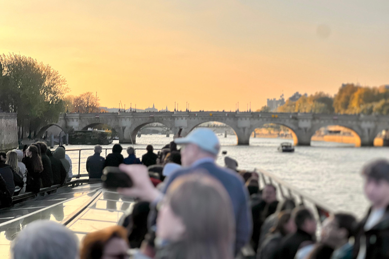 Paris: Seine River Sightseeing Cruise with Parisian Macaron Paris: Seine Day/Evening Cruise & Macaron Experience