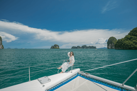 Phuket: Excursão privada de catamarã de luxo às ilhas Coral ou MaitonMeio dia de manhã - 5 horas