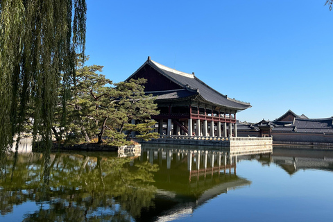 Walking through the heart of Seoul. Tour in Spanish