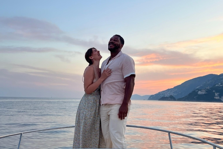 Amalfikust: romantische cruise-ervaring bij zonsondergangAmalfikust: cruise bij zonsondergang met muziek en cocktails