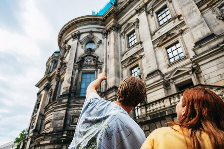 Berlin: 1h Boutiquestyle-Cruise on the Historic Hemingway 75-minute Sundown Aperitif Tour