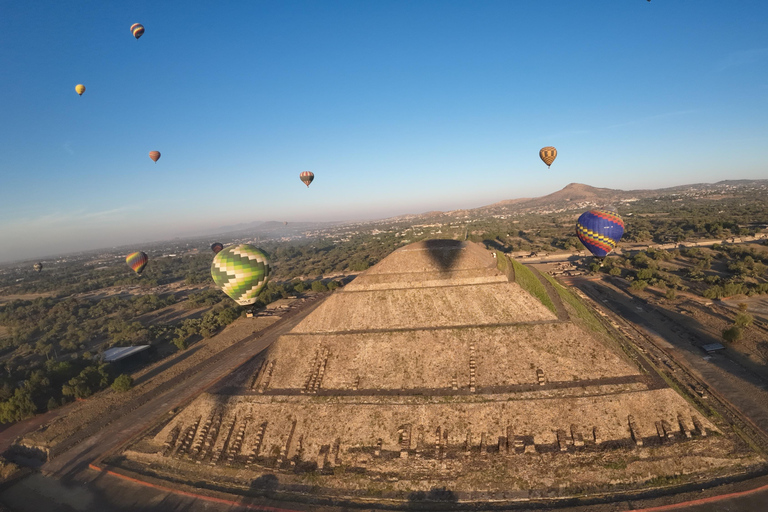 Mexiko-Stadt: Ballonflug + Frühstück + Pyramiden-TourHeißluftballonflug + Frühstück + Tour + Abholung von CDMX