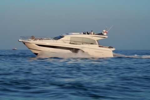 Croisière privée sur un yacht à moteur de luxecroisière privée sur un yacht à moteur de luxe