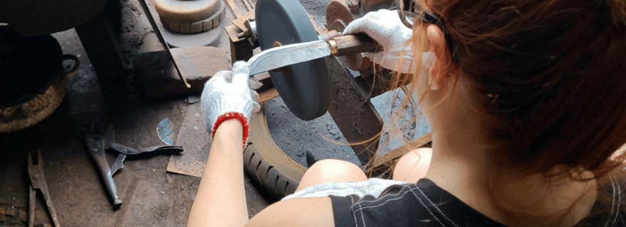 Laboratorio tradizionale di fabbricazione di coltelli di Hanoi