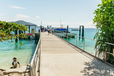 Depuis Cairns : aventure d'une journée à l'île FitzroyForfait simple bateau à fond de verre