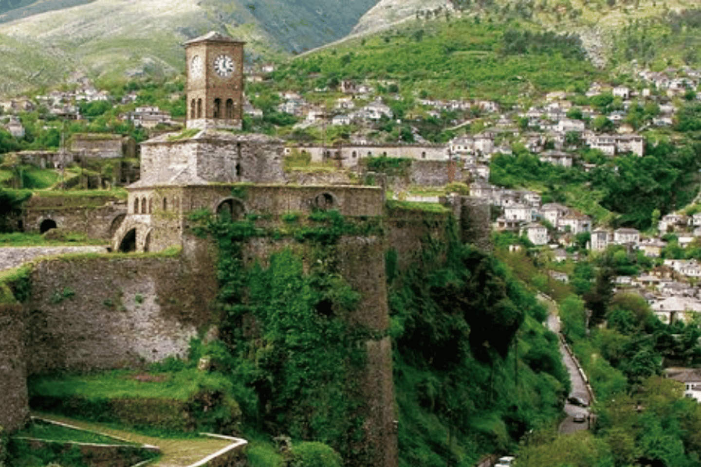 Desde Tirana / Durresi: Tour de un día a Gjirokaster y el Ojo Azul