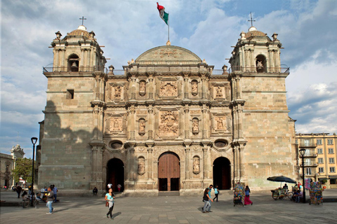 Tour privado a pie por Oaxaca con degustación de mezcal