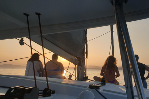 Croisière privée en catamaran sur la Riviera d'Athènes avec repas et boissonsCôte d'Athènes : Croisière privée en catamaran avec repas et boissons