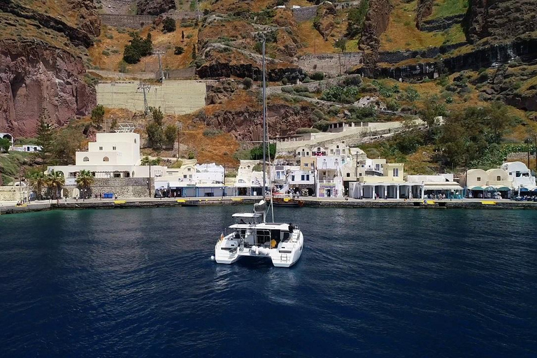 Santorini: rejs o zachodzie słońca z postojami, kolacją i napojami