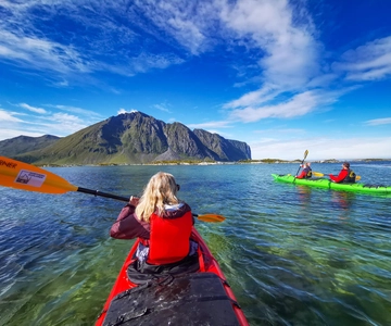 Bøstad: Kayaking Tour in Lofoten with Snacks