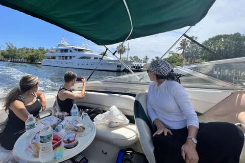 Boca Raton: 23ft Boat Tour with Snorkeling/Tubing/Island