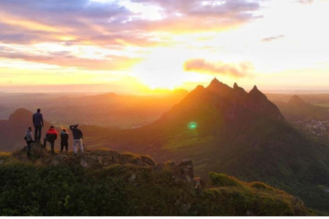 Mauricio: experiencia de senderismo guiado por Le Pouce con un guía localExperiencia de senderismo guiado