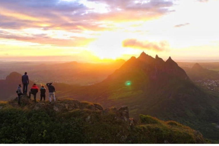 Mauricio: experiencia de senderismo guiado por Le Pouce con un guía localExperiencia de senderismo guiado