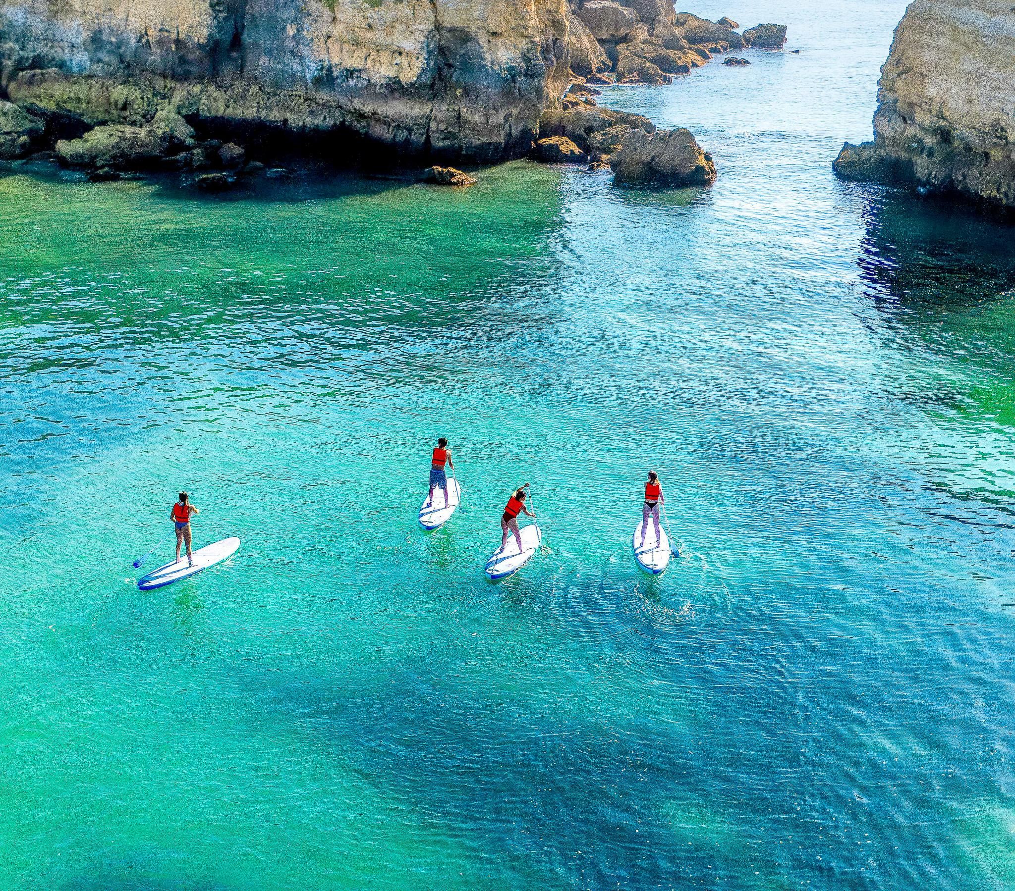 Albufeira: SUP-Höhlentour bei Sonnenuntergang mit Zwischenstopp an einem versteckten Strand