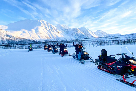 De Tromsø: Tour guiado de snowmobile nos Alpes Lyngen