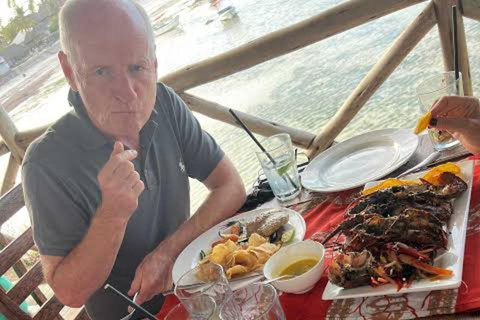 Zanzibar: Privat Jozani-skogen, Kuza-grottan och Rock RestaurantZanzibar: Privat Jozani-skogen, Kuza-grottan och Rock-restaurangen