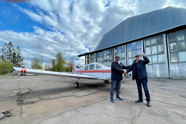 Vol en avion au-dessus de Riga ou de la LettonieVol au-dessus des châteaux de Lettonie