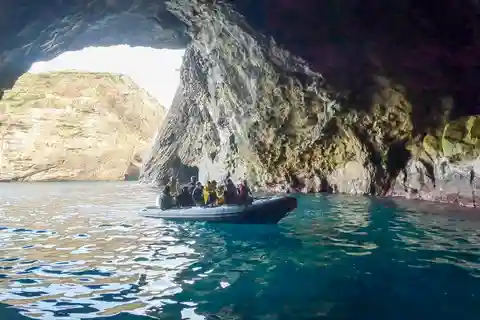 Boottocht naar de grotten en watervallen van het eiland Flores