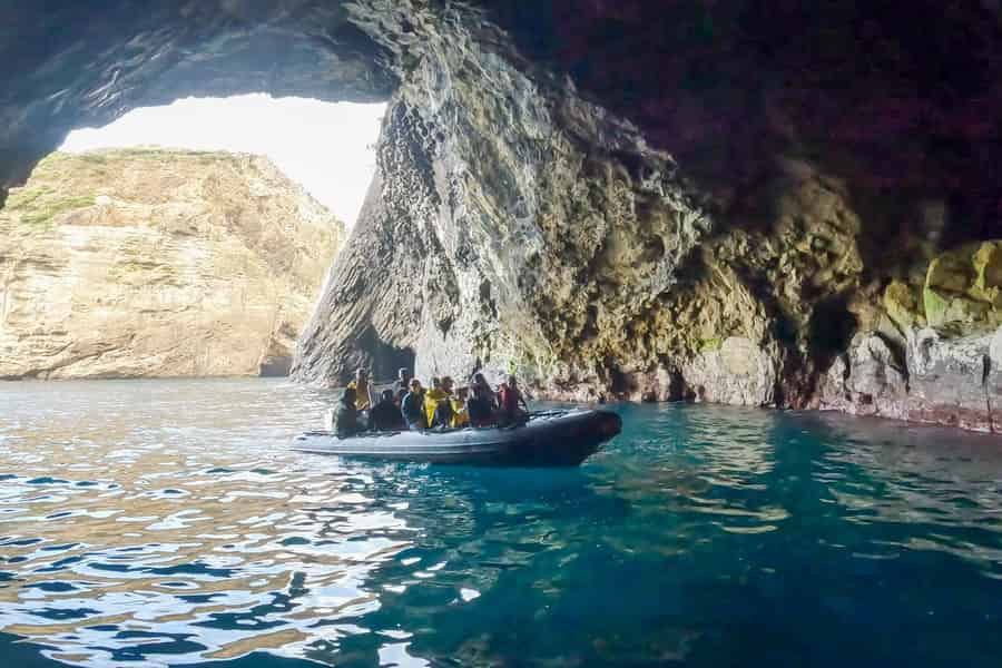 Bootsfahrt zu den Höhlen und Wasserfällen der Insel Flores. Foto: GetYourGuide