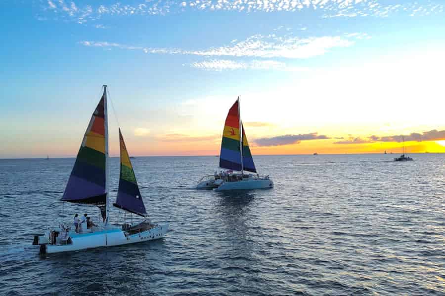 Gehe vom Waikiki Beach an Bord: Sunset Sail auf der Hāwea. Foto: GetYourGuide