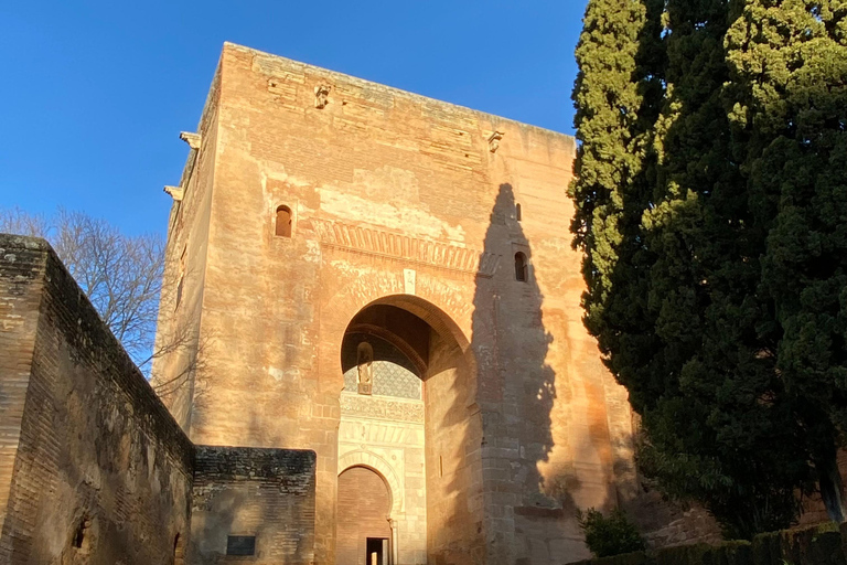 Essential Granada: Alhambra, Two Rivers, Three Worlds Essential Granada: Alhambra, Two Rivers, Three Worlds (E)