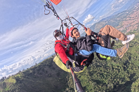 Medellín: voo de parapente com café da manhã, fotos e vídeos com GoPro grátis