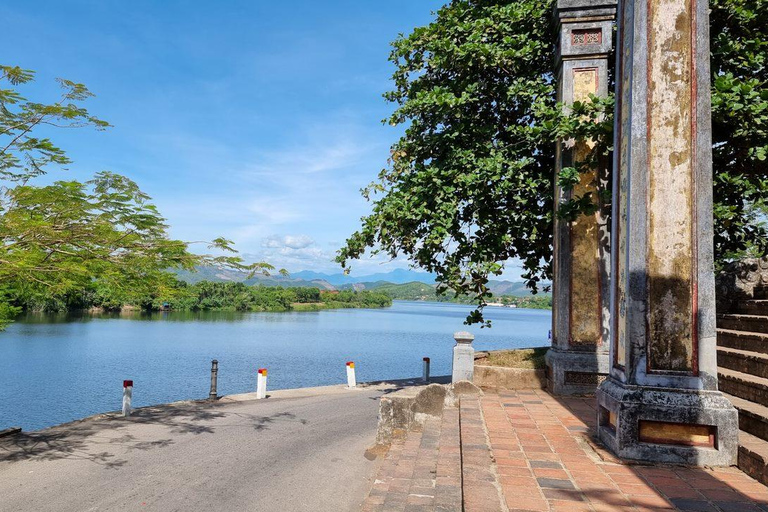 Hue: Tour a piedi fino alla pagoda Thien Mu e ritorno in barca