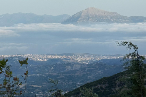 Patras : lever du soleil au mont Panachaiko en Jeep et petit-déjeuner grecPatras : lever du soleil au mont Panachaiko en 4x4 et petit-déjeuner grec