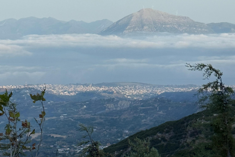 Patras : lever du soleil au mont Panachaiko en Jeep et petit-déjeuner grecPatras : lever du soleil au mont Panachaiko en 4x4 et petit-déjeuner grec
