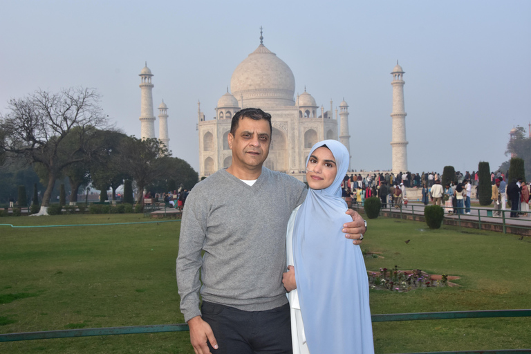 Agra: Skip-the-Line Taj Mahal Guided Tour with Mausoleum Professional Tour Guide Only