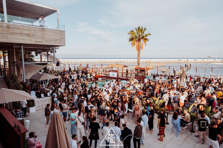 Barcelona: Beach Club Pool Party med DJ