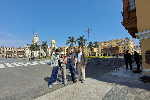 Lima: City Walking Tour with Catacombs and Fruit Tasting
