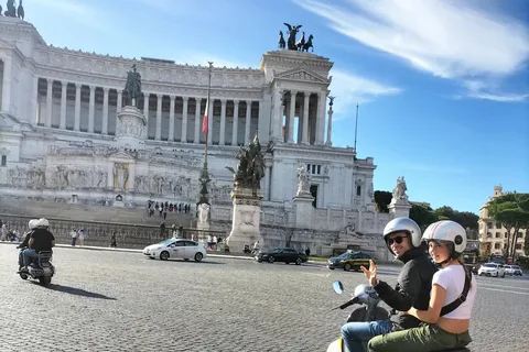 Excursão de meio dia de Vespa a Roma com motorista particular