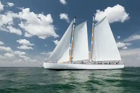 Newport: Day Sailing and Sightseeing Boat Tour on a Schooner