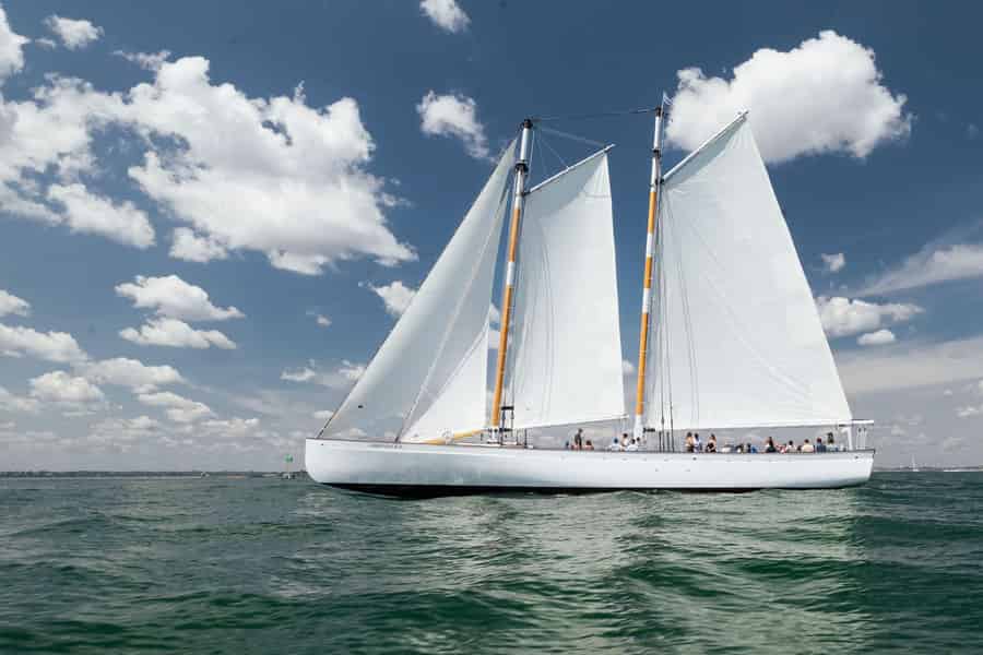 Newport: Tagessegeln und Sightseeing Bootstour auf einem Schooner. Foto: GetYourGuide