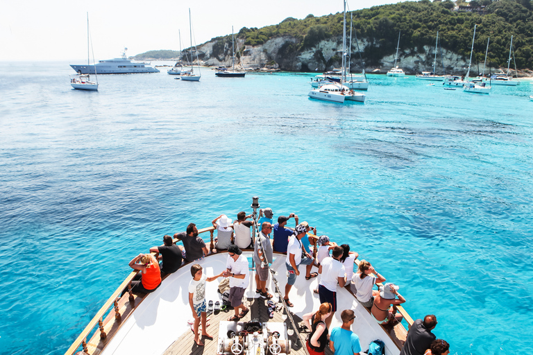 Ab Korfu: Bootsfahrt Paxos, Andipaxos und Blaue GrottenAbfahrt am Hafen in Korfu (Stadt)