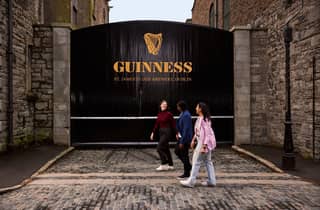 Dublin: Guinness Storehouse Ticket & Hop-On/Hop-Off-Bustour