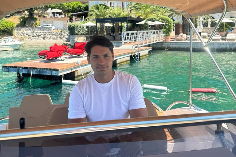 Stare miasto w Perast i kościół Matki Bożej na Skale: rejs wycieczkowy łodzią motorowąStare miasto Perast i kościół Na Skale: rejs łodzią motorową