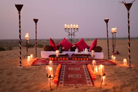 Abu Dhabi: Private Romantic Dune Dinner with Pickup