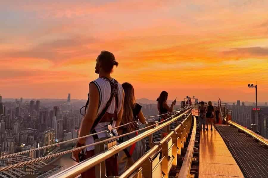Chongqing: Ticket für den atemberaubenden Cloud Walk in Raffles City. Foto: GetYourGuide