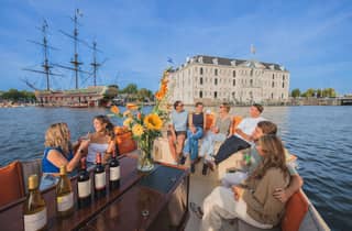 Amsterdam: Grachtenfahrt auf Deutsch mit der Option für unbegrenzte Drinks