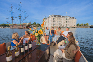 Amsterdam: Grachtenfahrt auf Deutsch mit der Option für unbegrenzte Drinks