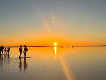 Bucht von Mont Saint-Michel : Treibsand + Sonnenuntergang bis dunkle Nacht