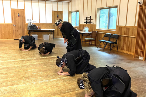 Tokyo: Japanese Kendo Experience with High-Ranked Instructor Let's experience kendo, a traditional Japanese martial art!