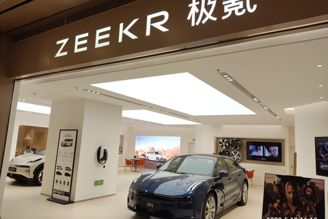 Shanghai: Tech Tour with Robotaxi Ride, EVs, Robot, Drones