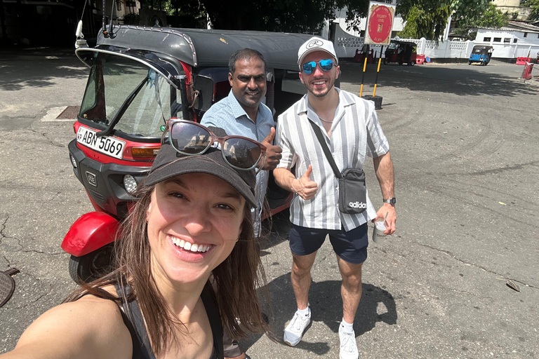 Colombo: Private Tuk-Tuk City Tour with Guide & Tickets Colombo: Private Tuk-Tuk Tour & Authentic Ceylon Tea Tasting